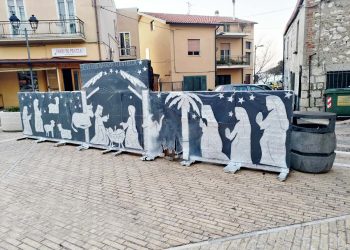 Petardo danneggia il presepe, il sindaco presenta denuncia ai carabinieri (foto)