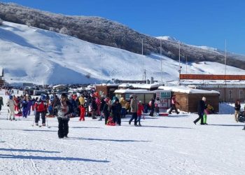 Boom di presenze a Campo Felice e Campo Imperatore: lunghe code per accedere agli impianti