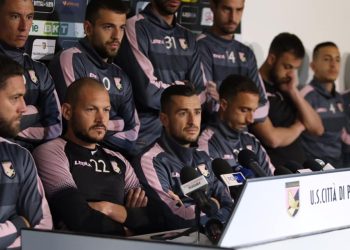 Paura per i giocatori del Palermo, finestrino aereo per Pescara si rompe e tornano indietro