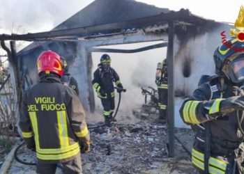 Garage avvolto dalle fiamme, domato dai vigili del fuoco: nessun ferito