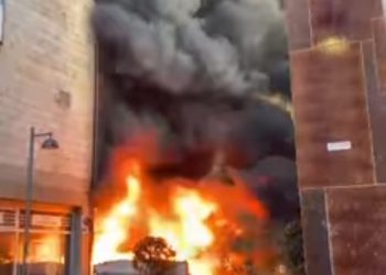 Incendio a Pescara, fiamme alte dieci metri e fumo nero: domato dai vigili del fuoco