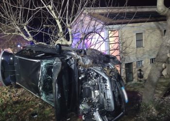 Vola nella scarpata con l’auto e finisce pochi metri da un’abitazione, ferito 41enne