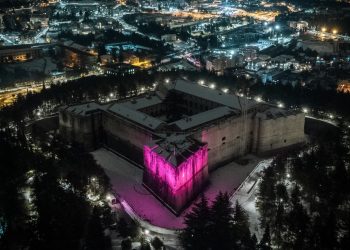 L’Aquila dà il benvenuto al Giro d’Italia: Fortezza spagnola illuminata di rosa 