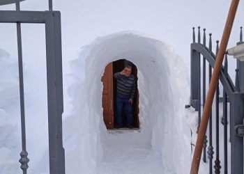 Scava una galleria nella neve per poter uscire di casa, la foto fa il giro dei social