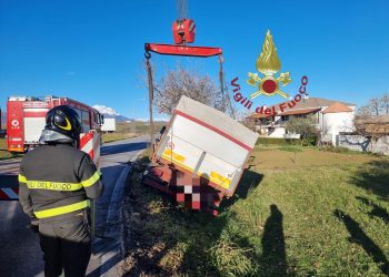 Camion pieno di contenitori di olio esce di strada, intervento vigili del fuoco a Pianella (video)