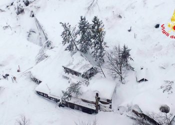 Nevica a Rigopiano, pullman dei parenti vittime bloccato da forze dell’ordine