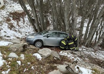 Perde il controllo dell’auto sul ghiaccio e precipita in una scarpata: giovane illeso