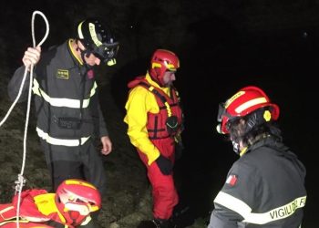 Auto sul fondo del lago, sommozzatori in azione per verificare presenza persone