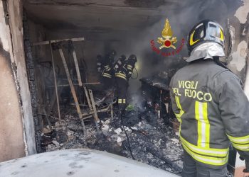 Corto circuito provoca incendio, lavoro di 5 ore per i vigili del fuoco