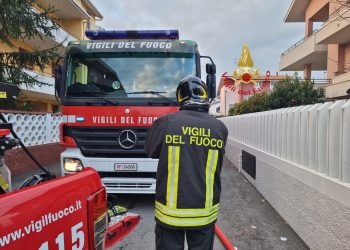 Corto circuito provoca incendio, lavoro di 5 ore per i vigili del fuoco