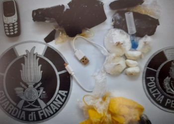 La polizia penitenziaria trova cocaina, hashish e un cellulare in un cestino nel carcere di Castrogno