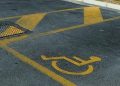 Invalido paga contrassegno disabili, ma Comune non gli realizza il parcheggio