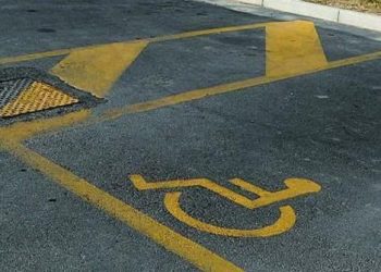 Invalido paga contrassegno disabili, ma Comune non gli realizza il parcheggio