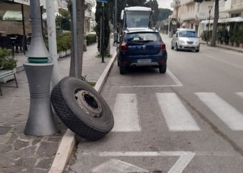 Si stacca la ruota del bus Tua in transito, Orsa trasporti Abruzzo: una falla dell’azienda