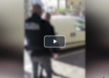 Poliziotti usano taser e ammanettano negoziante, video sul web e infuria la polemica