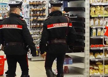 Ruba il portafoglio di un’altra cliente mentre paga al supermercato, ma viene scoperta e denunciata