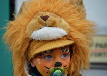 Qualche semplice trucco per evitare che i bambini sentano freddo durante la sfilata di carnevale