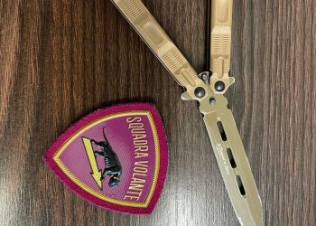 Va in giro in bicicletta per il centro con in tasca un coltello Butterfly: denunciato 29enne