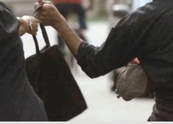 Scippata e aggredita a pochi passi dalla caserma, proteste in città per la crescente criminalità