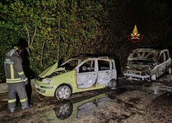 Alle fiamme due auto nella notte, si sospetta il dolo: indagini in corso