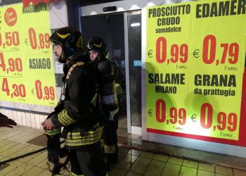A fuoco un negozio di carni, evacuati gli anziani di una vicina rsa (video)