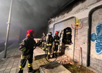Incendio a Pescara, brucia edificio abbandonato in zona porto (video)