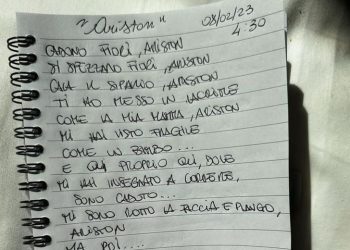 Blanco perde il controllo e distrugge la scenografia: caos e fischi all’Ariston, poi arrivano le scuse social