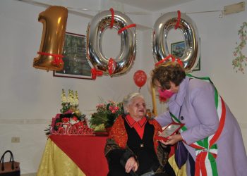 Castiglione Messer Marino in festa per i 100 anni di “zia Felicetta”: fiori, palloncini e tanti abbracci