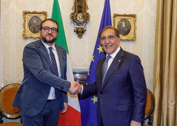 Sisma L’Aquila: il sindaco Biondi consegna a La Russa il “Fiore della Memoria” in ricordo delle vittime