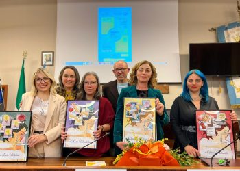 Studenti in Comune per la festa della donna a Roseto degli Abruzzi (foto)