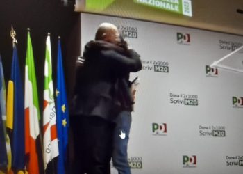Stefano Bonaccini è il nuovo presidente del Pd, l’abbraccio con Elly Schlein