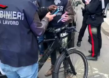Maxi controlli dei carabinieri sui rider: scoperto a Teramo fattorino con reddito di cittadinanza (Video)