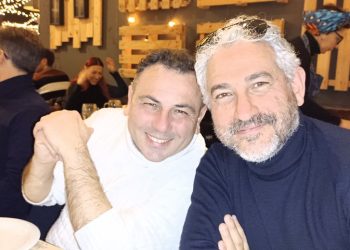 Gli attori partenopei Ianneo e Caso incantano il pubblico abruzzese a Città Sant’Angelo