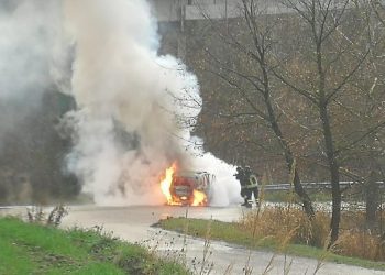 Auto in fiamme lungo strada nel Chietino: all’interno trovato un corpo carbonizzato