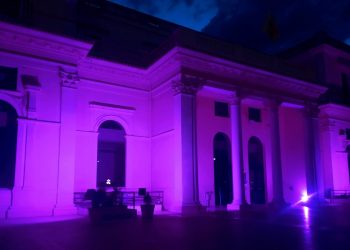 La suggestiva immagine del Kursaal illuminato di lilla per la giornata contro i disturbi alimentari