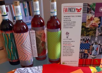 Violenza di genere: bottiglie di Montepulciano d’Abruzzo vestite con stoffe cucite a mano dalle donne