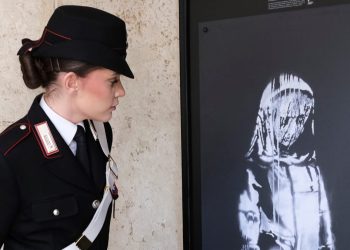 Donata ai carabinieri di Teramo una riproduzione della “Giovane ragazza triste” del Bataclan