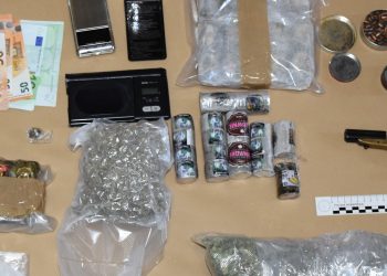 Cocaina dentro involucri di banconote, una pistola e chili di droga in garage: arrestato 47enne