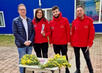 Le donne sono “Una forza della natura”, 8 marzo: donati segnalibri storici agli studenti