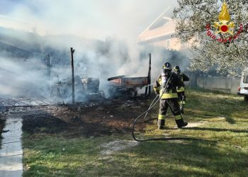 In fiamme una legnaia e dei mezzi agricoli, intervento dei vigili del fuoco