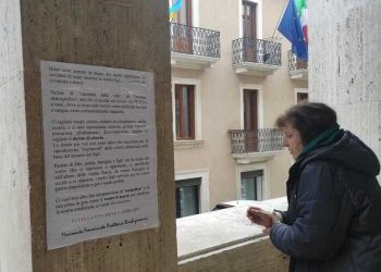 Caos in consiglio comunale all’Aquila: una manifestante viene allontanata dall’aula