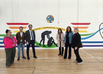 Un murales per gli studenti che ritrae lo sport: Roseto celebra le sue radici