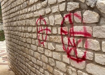 Vandali in azione al parco del Sole, imbrattato con la vernice uno dei simboli della città