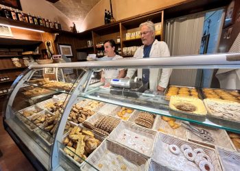 Quaranta metri di fila per assaporare la “Scarsella” della biscotteria Di Giacomo