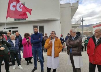 Sit in di medici, infermieri e personale davanti alla Asl dell’Aquila in difesa dei nuclei di cure primarie