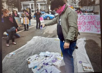 Azione dimostrativa degli studenti: “Libri imbrattati di viola contro predominanza maschile dei saperi”
