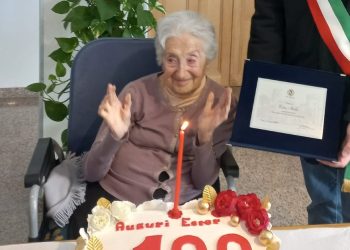 Festa a Vasto per le cento candeline di Ester Stella, storica commerciante di cappelli della città