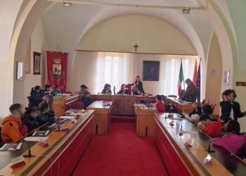 I bimbi delle classi quinte della scuola primaria Don Milani in visita a palazzo di città