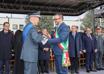 Giuramento allievi Guardia di finanza, il sindaco dona la bandiera della città al comandante Zaccagnini