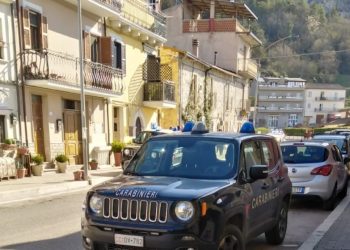 Bimbo precipitato con la mamma dal balcone in prognosi riservata al San Salvatore, le condizioni sono critiche
